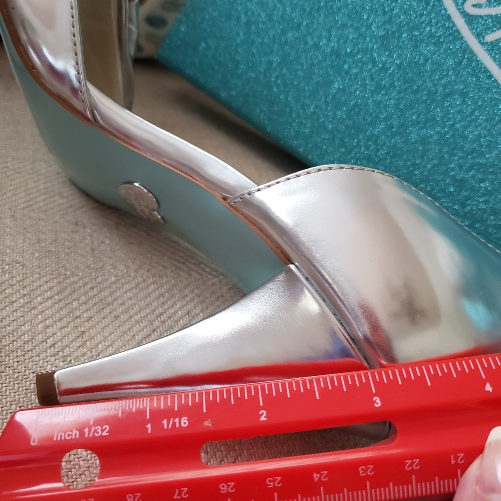 NWT, POLISHED SILVER BETSEY JOHNSON LEATHER SHOES.  Size 8.5 approx 3 inch heels - Picture 3 of 9